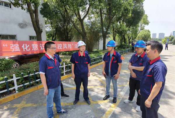 公司黨委書記走訪慰問一線職工 公司黨委書記走訪慰問一線職工