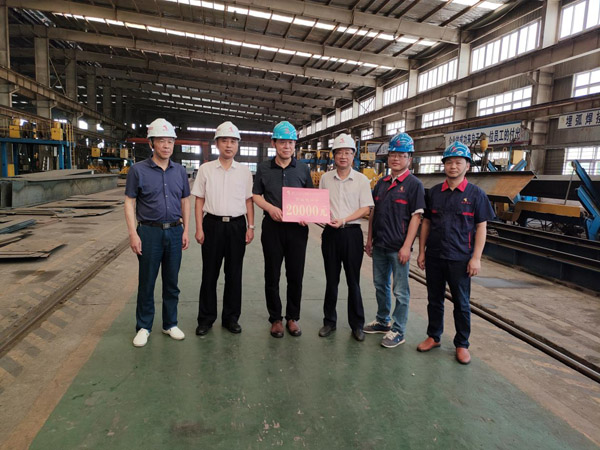 集團(tuán)公司副總經(jīng)理胡新付到公司高溫慰問(wèn) 集團(tuán)公司副總經(jīng)理胡新付到公司高溫慰問(wèn)